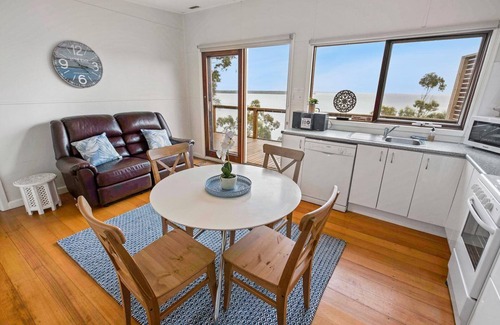 Metung House | Relax & enjoy 180 degrees, uninterrupted water views over Lake King