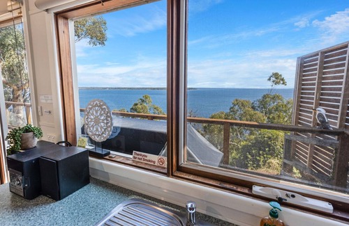 Metung House | Relax & enjoy 180 degrees, uninterrupted water views over Lake King