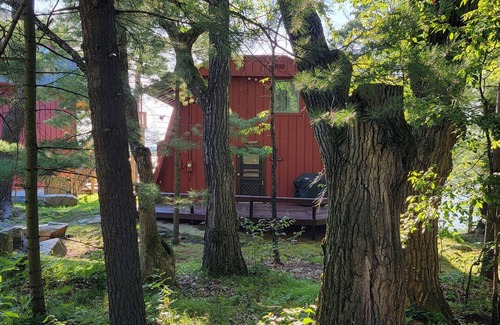 Redwood Cottage | Relax, Enjoy and Unwind on the Lake at Goose Bay Cottage - Pet Friendly!