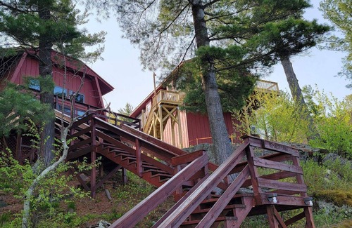 Redwood Cottage | Relax, Enjoy and Unwind on the Lake at Goose Bay Cottage - Pet Friendly!