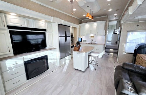 Central Okanagan Resort | Relax & Enjoy the Sweetlife! Resort life awaits you at the Holiday Park Resort