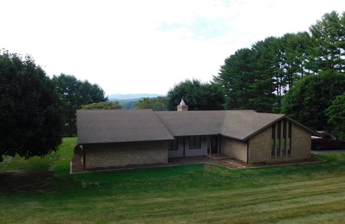 Galax House | Relax & enjoy the view! Mountain Lovers dream! Gated entry, convenient location!
