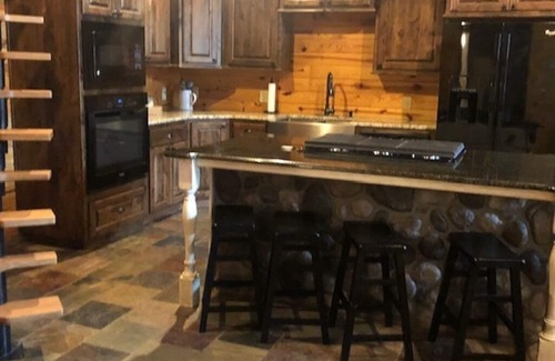 Jefferson Cabin | Relax, Fish, Visit Historic Jefferson & Caddo Lake