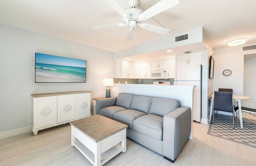 Sanibel Condo | Relax from your day ,1 bedroom unit on third floor with two recliners.