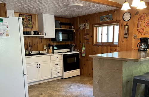 Silver Lake Cottage | RELAX here, deck, AC, assoc. pool & playground, walk to town, on channel, pet OK