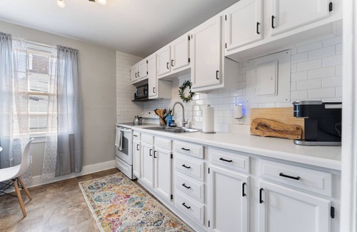 Old Town Fredericksburg Apartment | Relax in a Big, Bright Apartment Above a Café