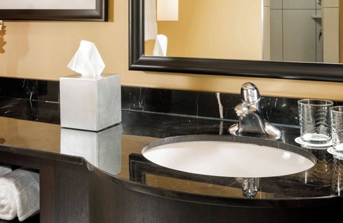 Lower Queen Anne Hotel | Relax in a Cheerful Room w/Cozy Bed Near Seattle's Famous Opera, Indoor Pool