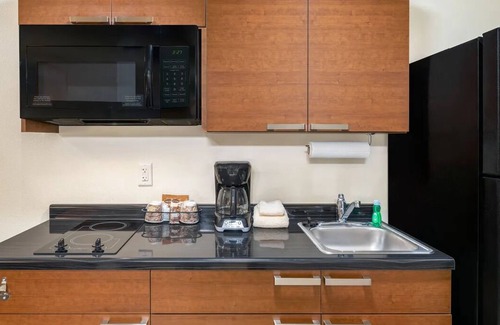 Southern Crossing Hotel | Relax in a Family-Friendly Room with Kitchen, Walk to Bend's Restaurants.