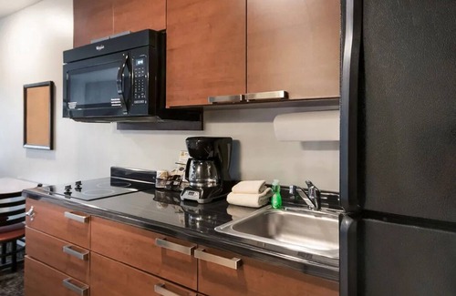 Southern Crossing Hotel | Relax in a Family-Friendly Room with Kitchen, Walk to Bend's Restaurants.