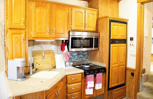 Archie House | Relax in a Fully Loaded RV Stay