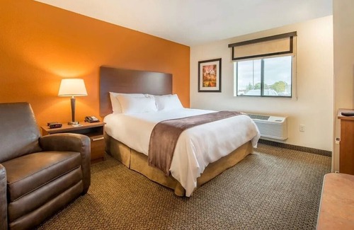 Davenport Hotel | Relax in a Welcoming, Pet-Friendly Room w/Kitchen Near Fryxell Museum