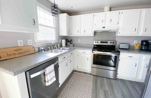 McAlpine House | Relax in Charlotte|Fire Pit|BBQ-Outdoor Dining|4BR