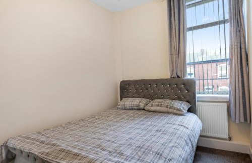 Bury House | Relax in Comfort 3BR Home for 6 with Full Kitchen, Lounge, Large Bath