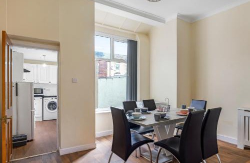 Bury House | Relax in Comfort 3BR Home for 6 with Full Kitchen, Lounge, Large Bath