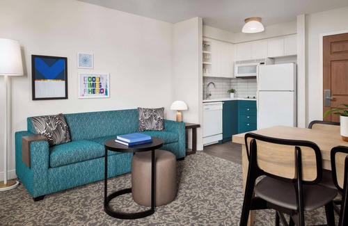Thornhill Hotel | Relax in Comfort at a Modern Suite near Richmond Hill, Pets are Welcome