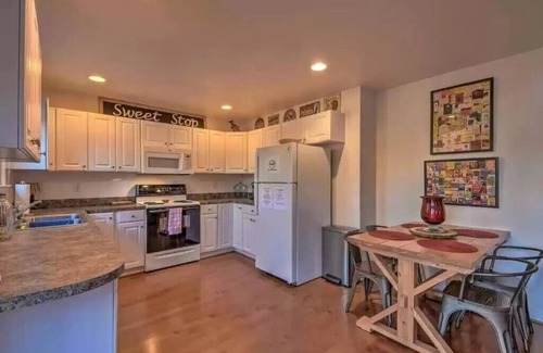 Helen Cottage | Relax in comfort at the Alpine Cottage 2 which is centrally located in Helen.