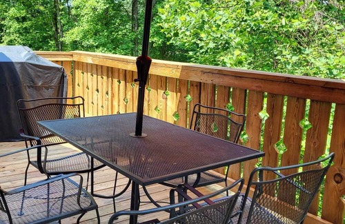 Helen Cottage | Relax in comfort at the Alpine Cottage 2 which is centrally located in Helen.