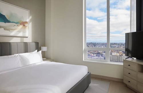 South Lake Union Hotel | Relax in Luxury: Modern Penthouse Oasis with Stunning Seattle City Views