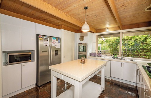 Sunbury House | Relax in nature with 4K cinema room near Air port.
