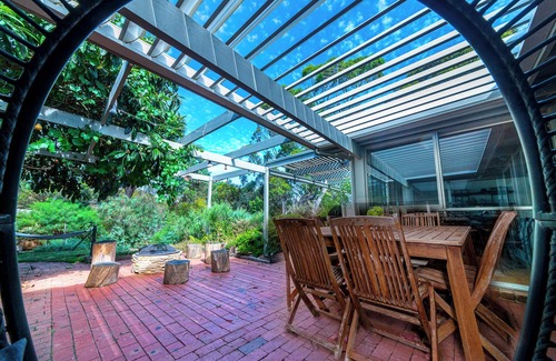 Sunbury House | Relax in nature with 4K cinema room near Air port.