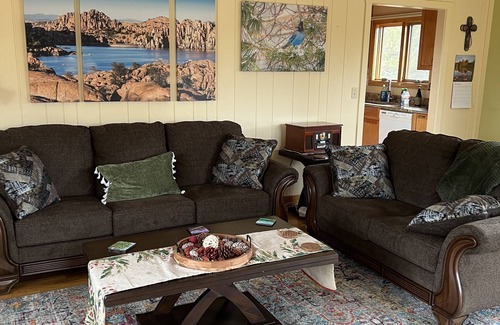Mountain Club Cabin | Relax in our cozy 3-bedroom cabin near Whiskey Row - 8 min