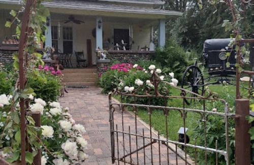 Birchwood Apartment | Relax in our Ladies & Gents Room at The Cobblestone Bed & Breakfast