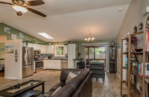 Sebastian Highlands House | 🍹🌞 Relax In Paradise! Fenced, Wi-Fi, TV, Near Beaches, Boat Parking!
