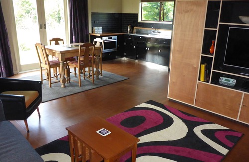 Urenui House | Relax in park-like grounds with outdoor spa.