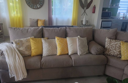 Gall Hill Apartment | Relax in peace and comfort in a 1-bedroom Flat in Christ Church with WiFi, AC