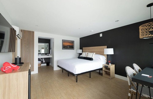 Rehoboth Beach Hotel | Relax in Rehoboth Beach with Outdoor Fireplace, Free Weekend Breakfast & Parking