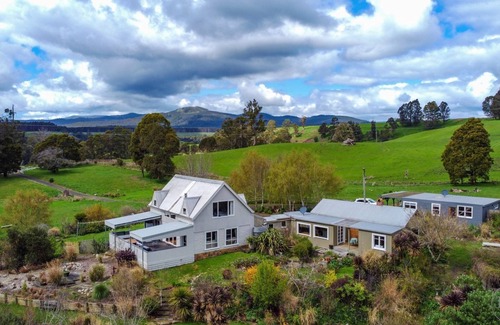 Branxholm Cottage | Relax in stunning private gardens and explore Tasmania's North East