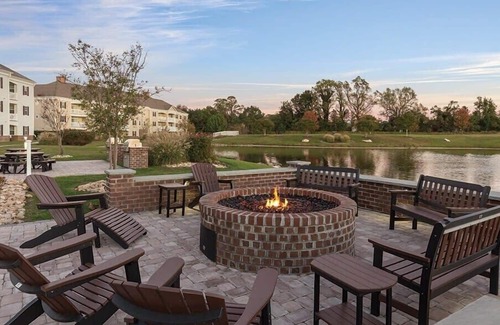 Williamsburg Condo | Relax in Style: 2BR Condo w/Balcony at CW Governor's Green