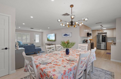 Gulf Gate Estates House | Relax in style at Coral Breeze! Your private Sarasota escape | Heated pool | Sunroom | Dog-friendly