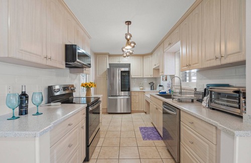 Gulf Gate Estates House | Relax in style at Coral Breeze! Your private Sarasota escape | Heated pool | Sunroom | Dog-friendly