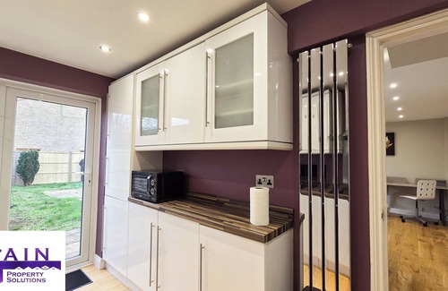 St Ives House | Relax in Style at Palm Trees House: : Close to Cambridge and Local Hotspots