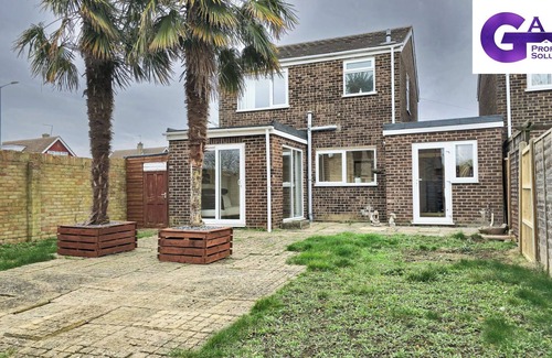 St Ives House | Relax in Style at Palm Trees House: : Close to Cambridge and Local Hotspots