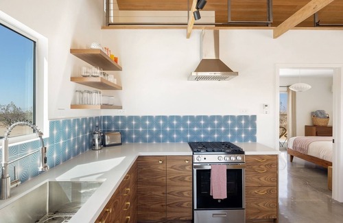 Landers House | Relax In Style At The Green Jackrabbit - Hot Tub, Record Player 1 Bedroom Home by RedAwning