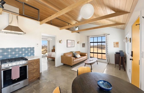 Landers House | Relax In Style At The Green Jackrabbit - Hot Tub, Record Player 1 Bedroom Home by RedAwning