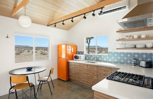 Landers House | Relax In Style At The Green Jackrabbit - Hot Tub, Record Player 1 Bedroom Home by RedAwning
