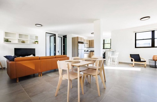 Eleanor Roosevelt House | Relax in Style | Central Apt for 4 - Unit 2