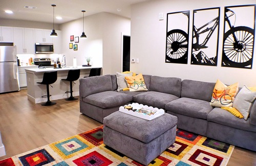 Rogers Apartment | Relax in Style Charming 1BR w/sectional ,Pool, Gym, Free Parking & All the Comforts of Home