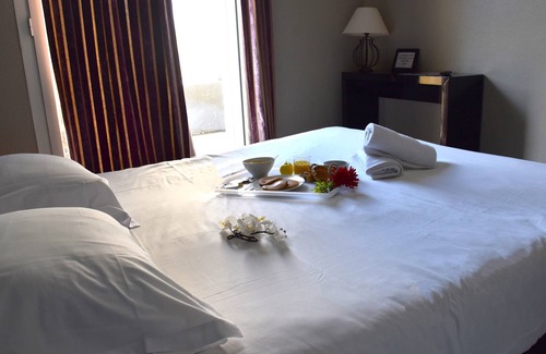 Sanary-sur-Mer Hotel | Relax in Style: Hotel with Private Parking | Near Musée Frédéric Dumas