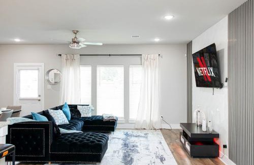 Southeast Houston Apartment | Relax in Style - Open-Plan 3BR Lounge near NRG Stadium, Downtown, Medical Center, Private Backyard