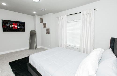 Southeast Houston Apartment | Relax in Style - Open-Plan 3BR Lounge near NRG Stadium, Downtown, Medical Center, Private Backyard