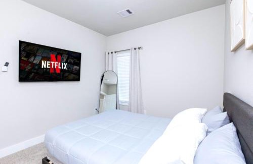Southeast Houston Apartment | Relax in Style - Open-Plan 3BR Lounge near NRG Stadium, Downtown, Medical Center, Private Backyard