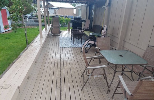 Sunland Estates House | Relax in Sunland, just minutes away to The Gorge & Cave B Winery!!