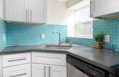 Oakland House | Relax in the bay . City View. Free parking on site