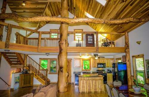 Gerton Cabin | Relax in the Beauty of the Mountains and the Serenity of Waterfalls