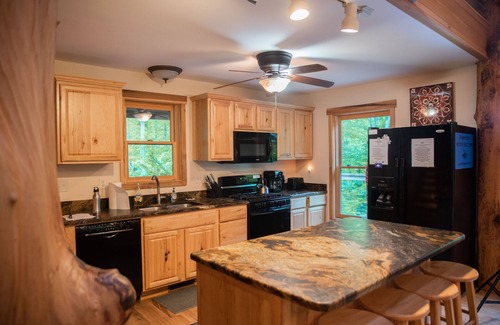Gerton Cabin | Relax in the Beauty of the Mountains and the Serenity of Waterfalls