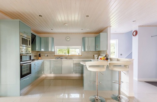 Hopton Cottage | Relax in the hot tub whilst enjoying open views over the golf course and lakes.